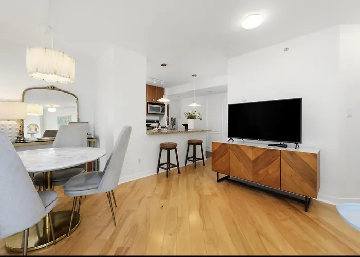 Lovely One-Bedroom Apartment With Pool, Hot Tub, And Gym In The Heart Of Downtown, Skytrain 3Min Away