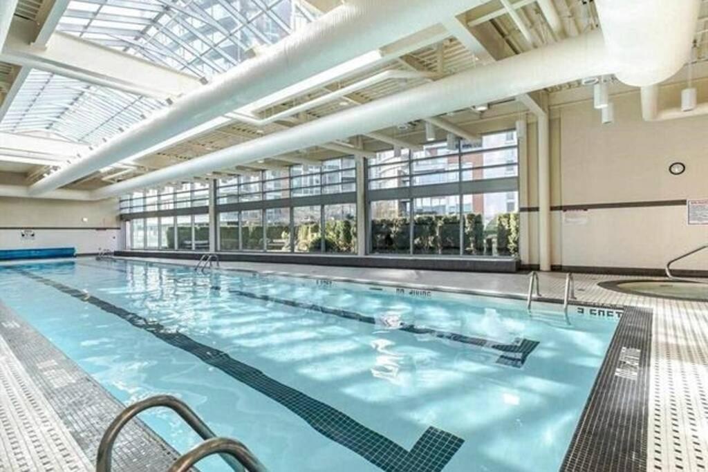 Apartamento Lovely One-bedroom With Pool, Hot Tub, And Gym In The Heart Of Downtown, Skytrain 3min Away *