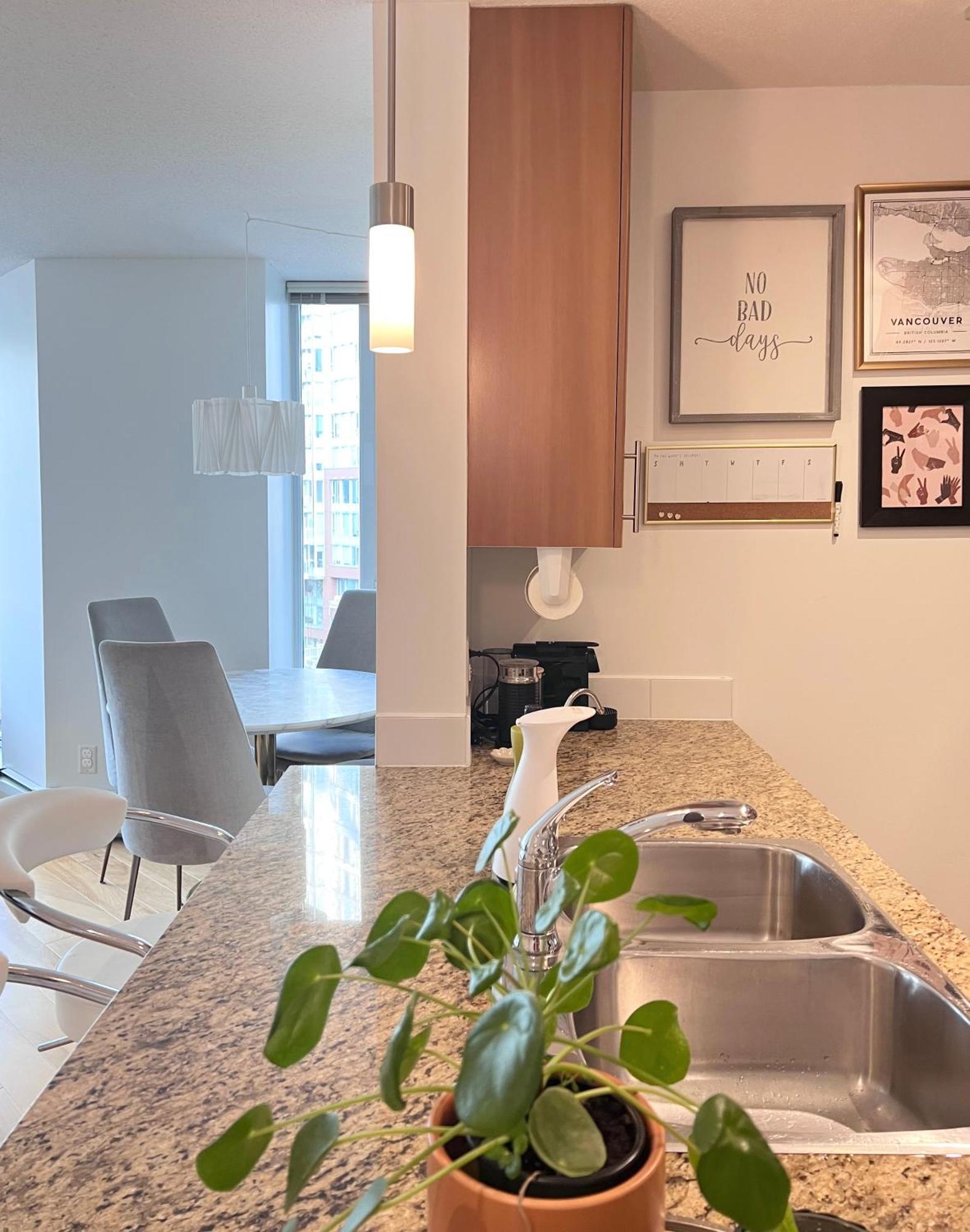 Apartamento Lovely One-bedroom With Pool, Hot Tub, And Gym In The Heart Of Downtown, Skytrain 3min Away *