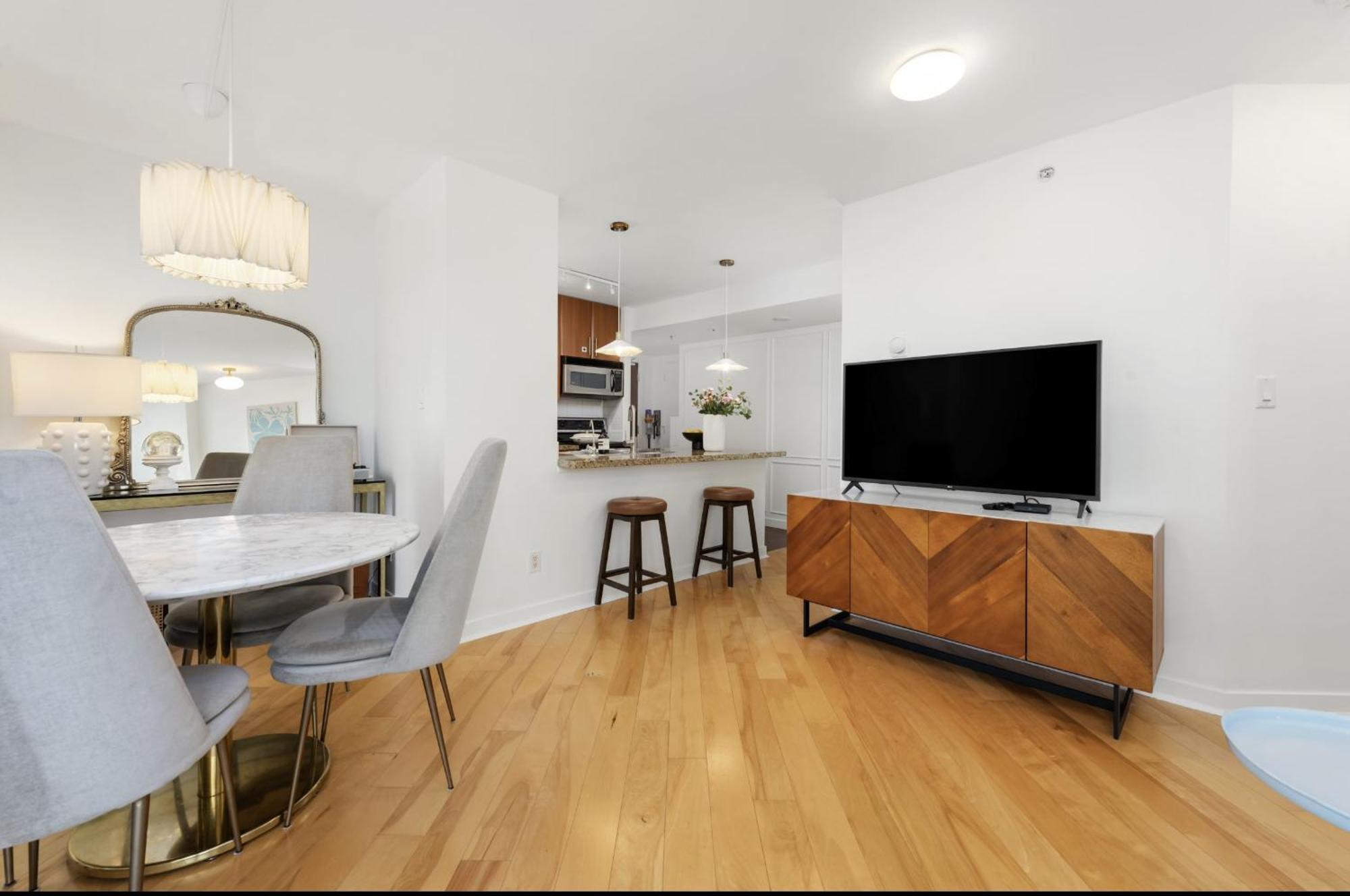 Lovely One-bedroom With Pool, Hot Tub, And Gym In The Heart Of Downtown, Skytrain 3min Away Apartamento *